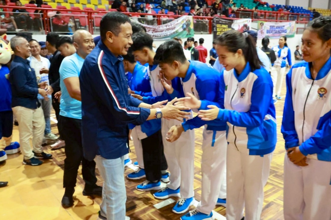 Wali Kota Malang Wahyu Hidayat mengapresiasi para atlet Hapkindo usai laga di Stadion Kanjuruhan Malang. Foto: dok Bagian Prokompim Kota Malang