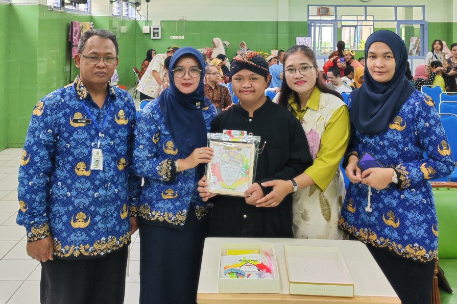 Siswa SLB YPAC Malang menunjukkan karya dalam Gebyar Karya siswa di sekolahan setempat. Foto: Dok SLB YPAC Malang