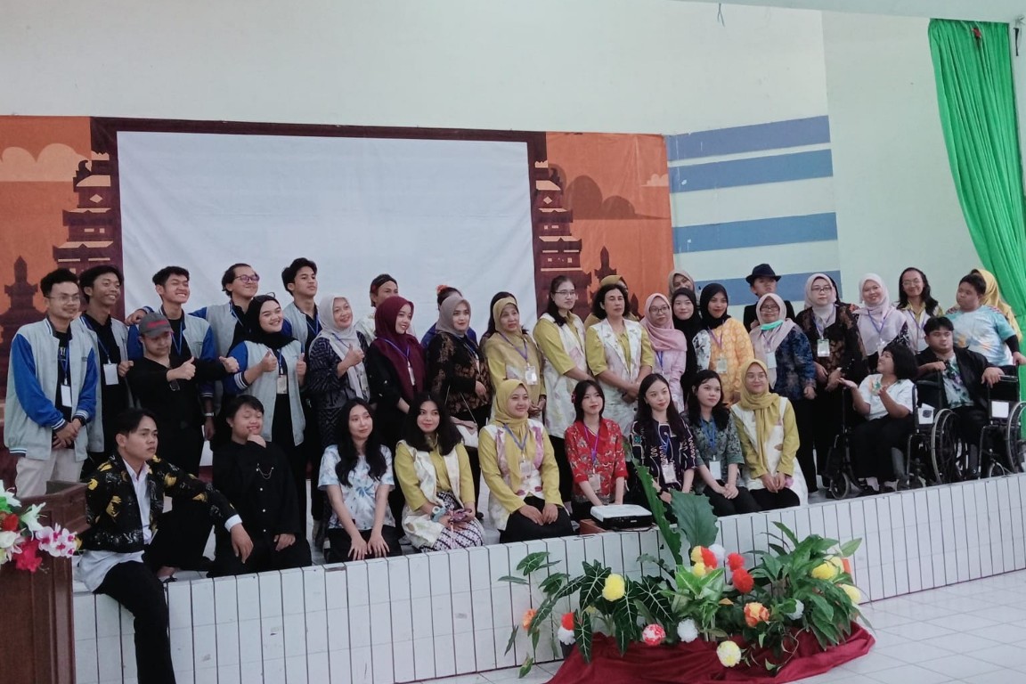 Kemeriahan dalam acara Gebyar Karya di SLB YPAC Malang.