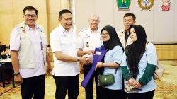 Wali Kota Malang Wahyu Hidayat (kedua dari kiri) menyalurkan bantuan kepada pekerja industri hasil tembakau (IHT) peserta bimtek bersumber dari Dana Bagi Hasil Cukai Hasil Tembakau (DBHCHT), Rabu (25/6). Foto: Dok Diskominfo Kota Malang