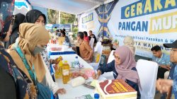 Warga antusias membeli kebutuhan rumah tangga saat gerakan pangan murah di pelataran kantor Kecamatan Lowokwaru, Kota Malang. Foto: Tugusatu/Bagus Suryo