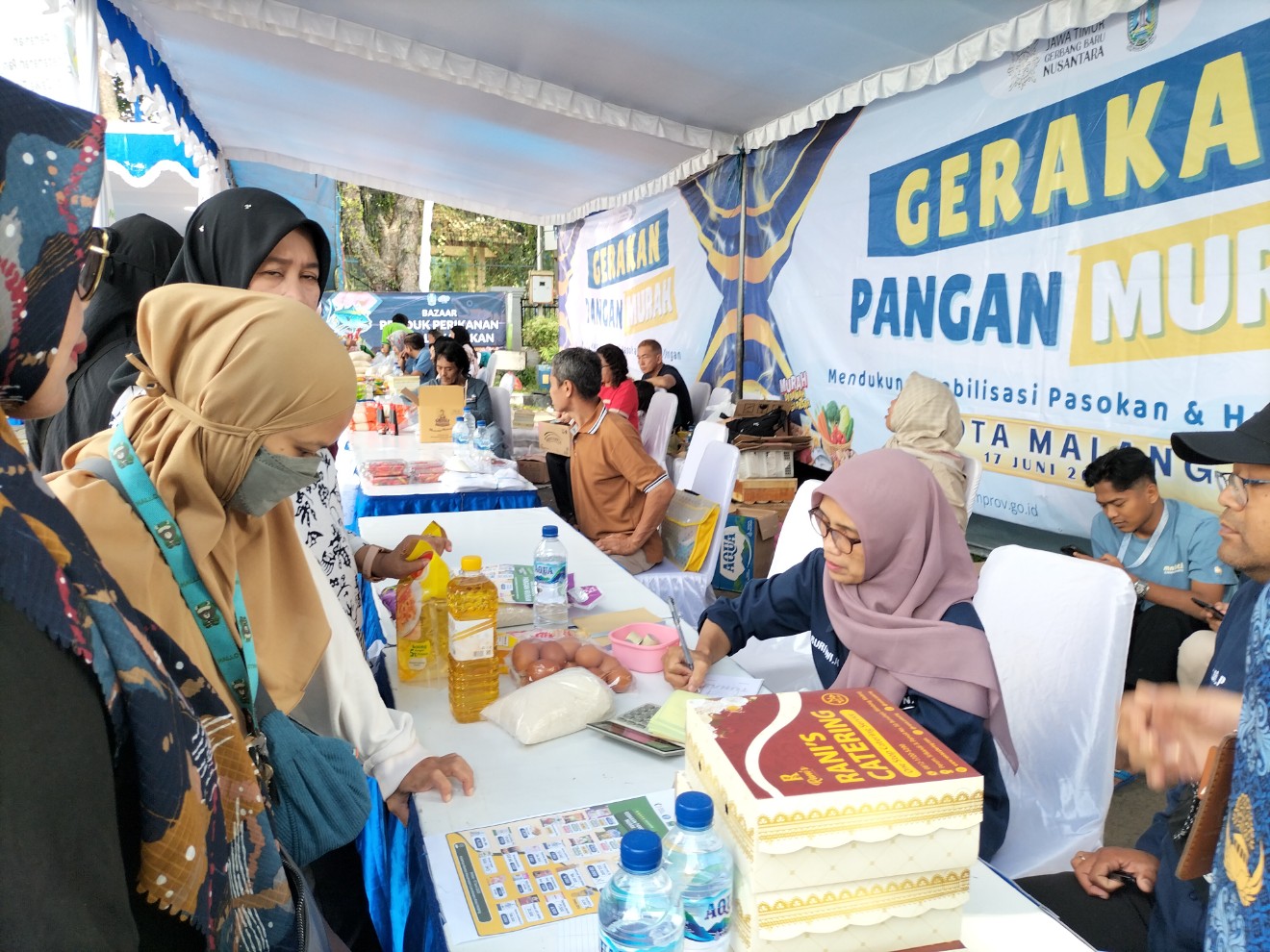 Warga antusias membeli kebutuhan rumah tangga saat gerakan pangan murah di pelataran kantor Kecamatan Lowokwaru, Kota Malang. Foto: Tugusatu/Bagus Suryo