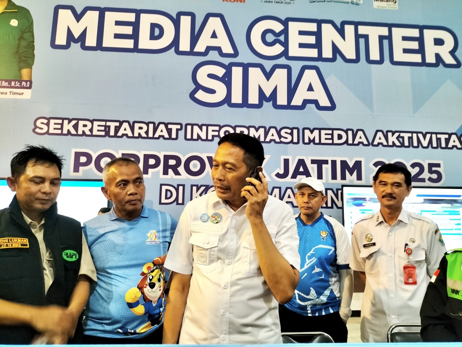 Wali Kota Malang Wahyu Hidayat memastikan kesiapan alat komunikasi yang terhubung di semua venue Porprov berfungsi dengan baik. Foto: Tugusatu/Bagus Suryo