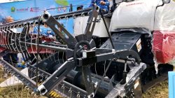 Wali Kota Malang Wahyu Hidayat menjajal alsintan combine harvester untuk panen padi seluas 6000 meter persegi di Kelurahan Tegalweru, Kecamatan Kedungkandang. Foto: Tugusatu/Bagus Suryo