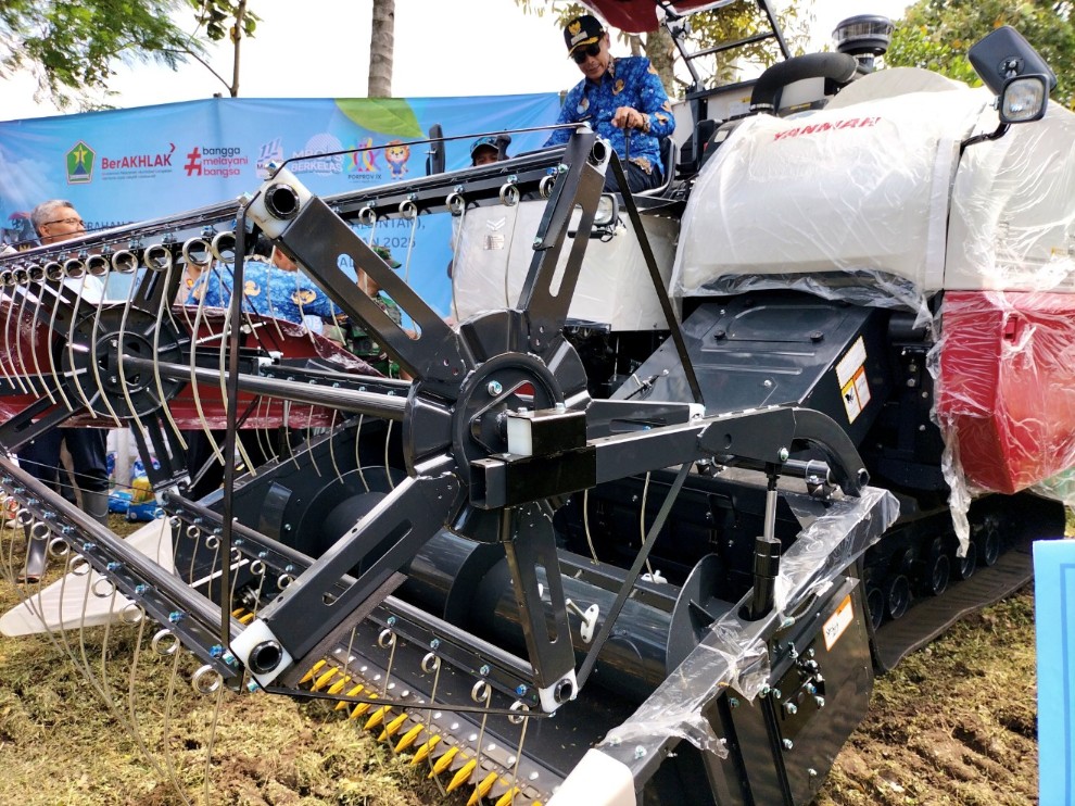 Wali Kota Malang Wahyu Hidayat menjajal alsintan combine harvester untuk panen padi seluas 6000 meter persegi di Kelurahan Tegalweru, Kecamatan Kedungkandang. Foto: Tugusatu/Bagus Suryo