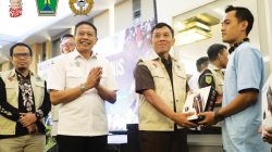Wali Kota Malang Wahyu Hidayat (kedua dari kiri) saat penyaluran bantuan kepada pekerja industri hasil tembakau (IHT) peserta bimtek bersumber dari Dana Bagi Hasil Cukai Hasil Tembakau (DBHCHT), Rabu (25/6). Foto: Dok Diskominfo Kota Malang