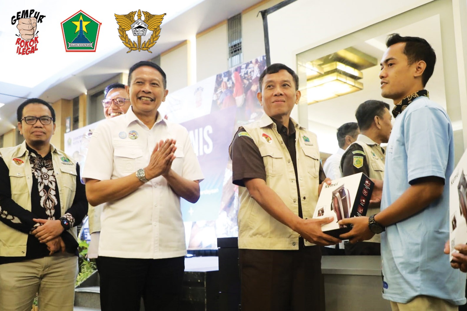 Wali Kota Malang Wahyu Hidayat (kedua dari kiri) saat penyaluran bantuan kepada pekerja industri hasil tembakau (IHT) peserta bimtek bersumber dari Dana Bagi Hasil Cukai Hasil Tembakau (DBHCHT), Rabu (25/6). Foto: Dok Diskominfo Kota Malang