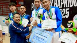 Wali Kota Malang Wahyu Hidayat mengapresiasi peraih medali emas cabor Hapkido di Gedung Olahraga Stadion Kanjuruhan Malang, Senin (9/6). Foto: dok Bagian Prokompim Kota Malang
