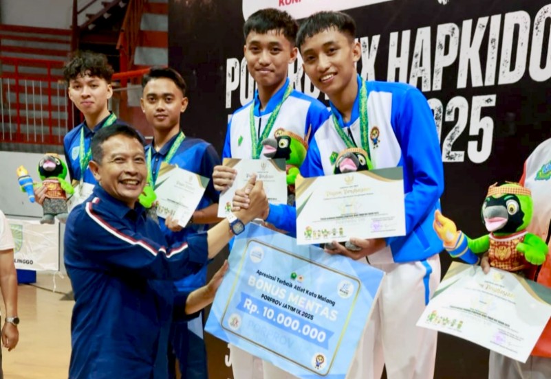 Wali Kota Malang Wahyu Hidayat mengapresiasi peraih medali emas cabor Hapkido di Gedung Olahraga Stadion Kanjuruhan Malang, Senin (9/6). Foto: dok Bagian Prokompim Kota Malang