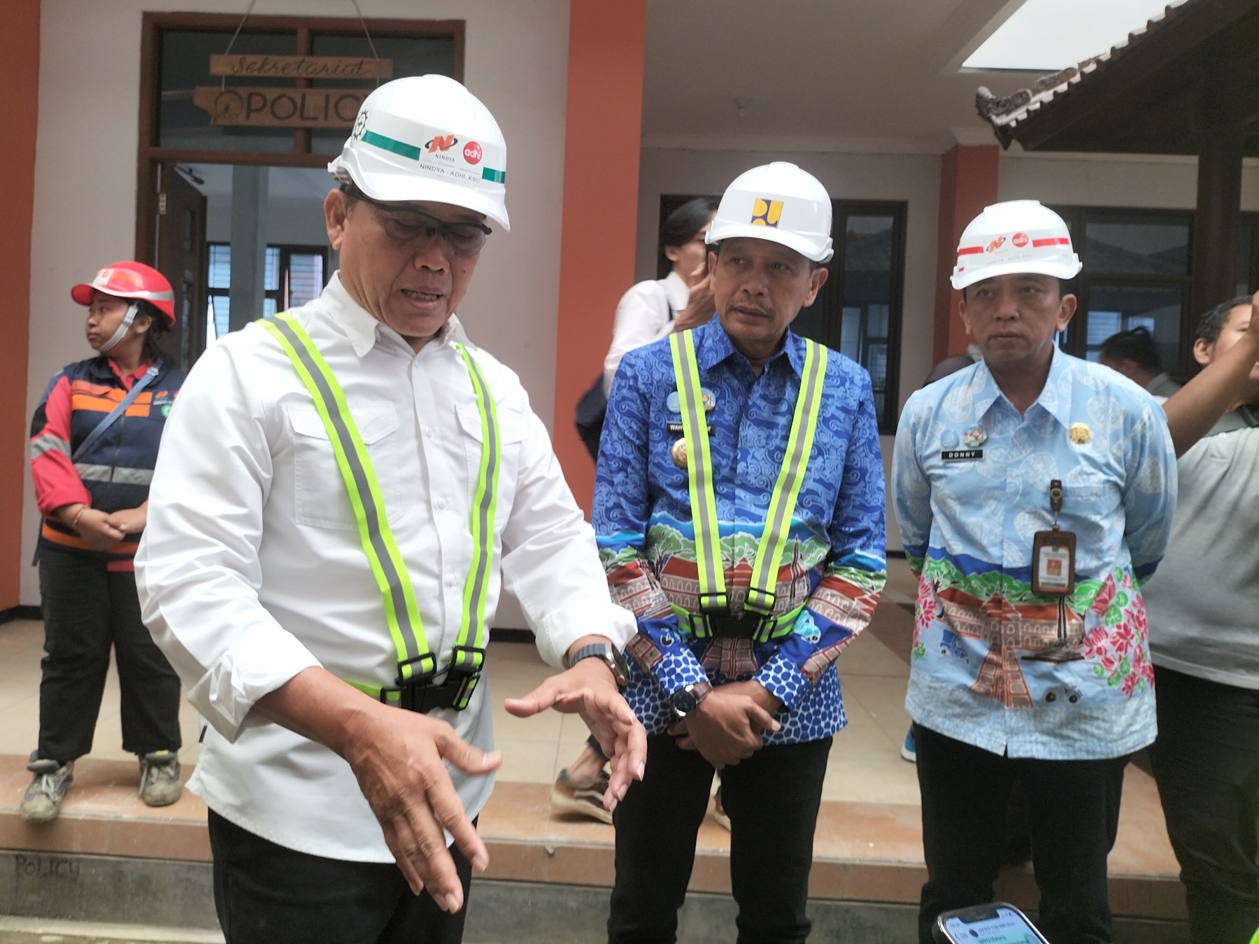 Kepala Staf Kepresidenan Letnan Jenderal TNI (Purn) A.M. Putranto meninjau infrastruktur sekolah rakyat di Kota Malang. Foto: Tugusatu/Bagus Suryo