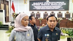 Wakil Wali Kota Malang Ali Muthohirin dan Ketua DPRD Kota Malang Amithya Ratnanggani Sirraduhita usai rapat paripurna pengesahan Ranperda PDRD. Foto: Tugusatu/Bagus Suryo