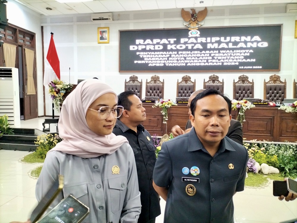 Wakil Wali Kota Malang Ali Muthohirin dan Ketua DPRD Kota Malang Amithya Ratnanggani Sirraduhita usai rapat paripurna pengesahan Ranperda PDRD. Foto: Tugusatu/Bagus Suryo