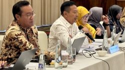 Wali Kota Malang Wahyu Hidayat (kedua dari kiri) dan Kepala DLH Kota Malang, Noer Rahman Wijaya (kiri) saat presentasi udara bersih di KLHK, Kamis (19/6). Foto: Dok Bagian Prokompim Kota Malang