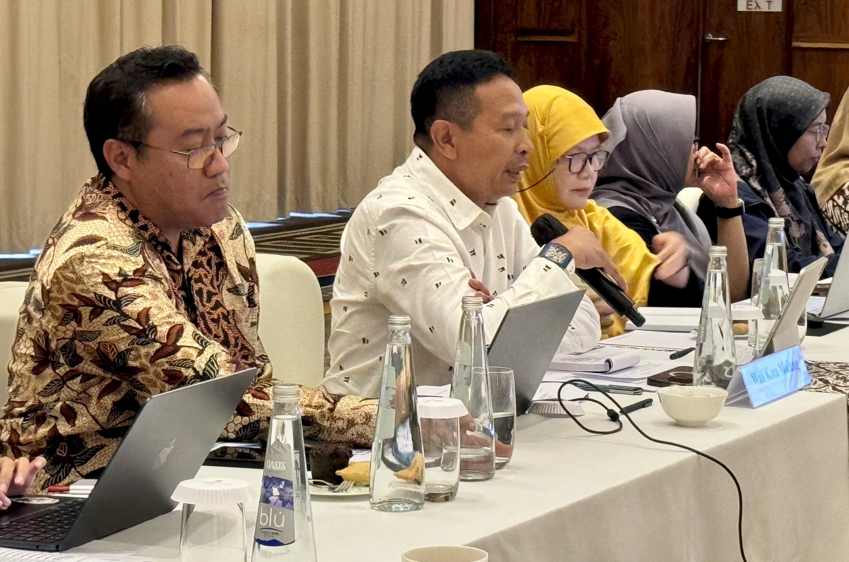 Wali Kota Malang Wahyu Hidayat (kedua dari kiri) dan Kepala DLH Kota Malang, Noer Rahman Wijaya (kiri) saat presentasi udara bersih di KLHK, Kamis (19/6). Foto: Dok Bagian Prokompim Kota Malang