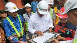 Wali Kota Malang Wahyu Hidayat (kiri) mendampingi Kepala Staf Kepresidenan Letnan Jenderal TNI (Purn) A.M. Putranto meninjau gedung sekolah rakyat di Tlogowaru, Jumat (20/6). Foto: Tugusatu/Bagus Suryo