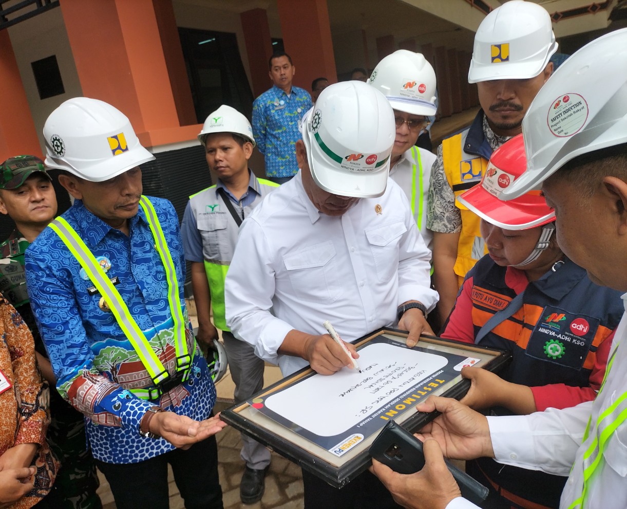 Wali Kota Malang Wahyu Hidayat (kiri) mendampingi Kepala Staf Kepresidenan Letnan Jenderal TNI (Purn) A.M. Putranto meninjau gedung sekolah rakyat di Tlogowaru, Jumat (20/6). Foto: Tugusatu/Bagus Suryo