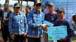 Wali Kota Malang Wahyu Hidayat menyalurkan bantuan alsintan kepada 23 kelompok tani di Kelurahan Wonokoyo, Kecamatan Kedungkandang, Selasa (17/6). Foto: Tugusatu/Bagus Suryo