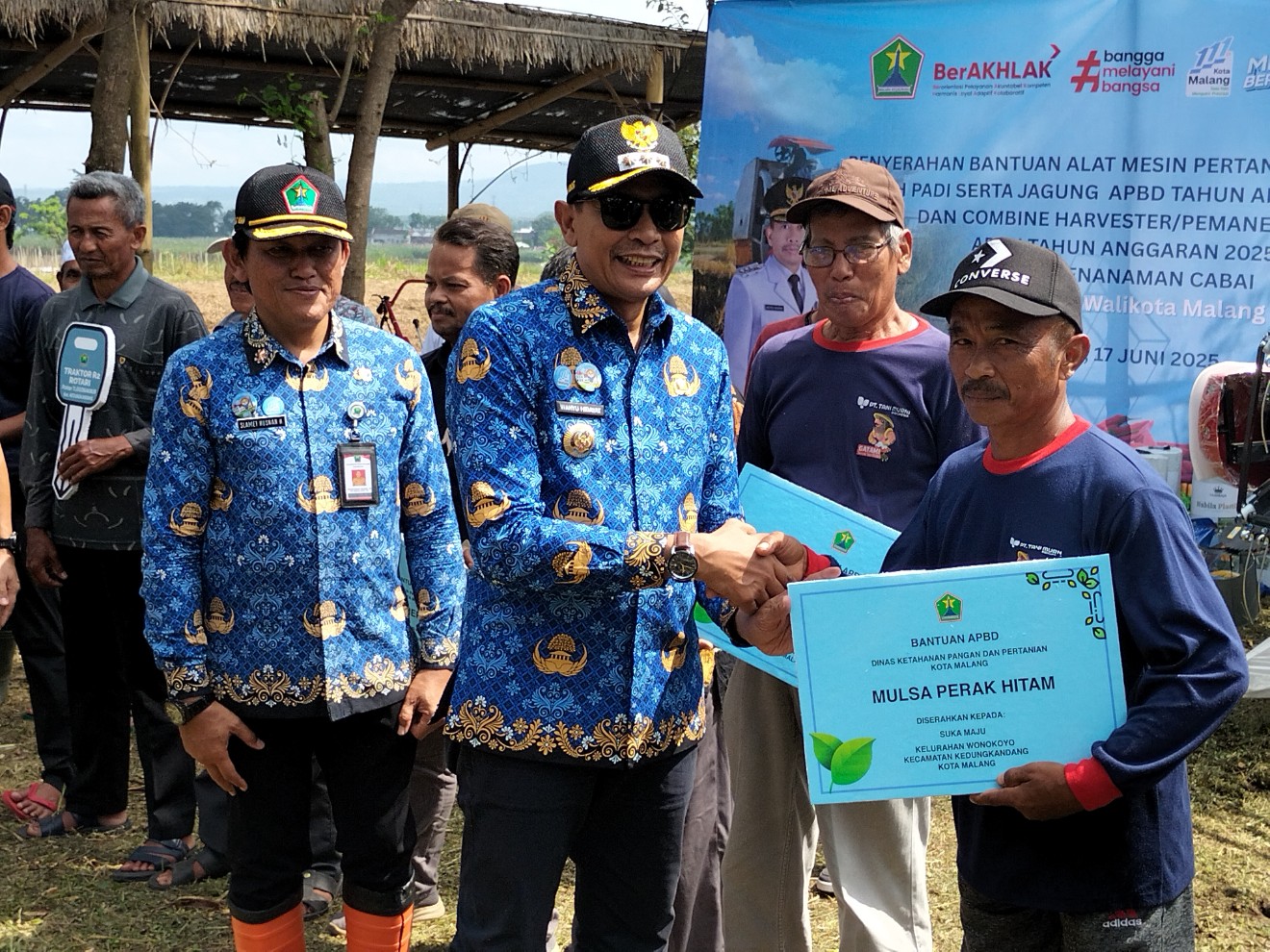 Wali Kota Malang Wahyu Hidayat menyalurkan bantuan alsintan kepada 23 kelompok tani di Kelurahan Wonokoyo, Kecamatan Kedungkandang, Selasa (17/6). Foto: Tugusatu/Bagus Suryo