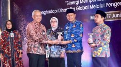 Wali Kota Malang Wahyu Hidayat menerima penghargaan Tim Percepatan dan Perluasan Digitalisasi Daerah (TP2DD) kategori Kartu Kredit Pemerintah Daerah (KKPD) Terakselerasi. Foto: Dok Bagian Prokompim Kota Malang