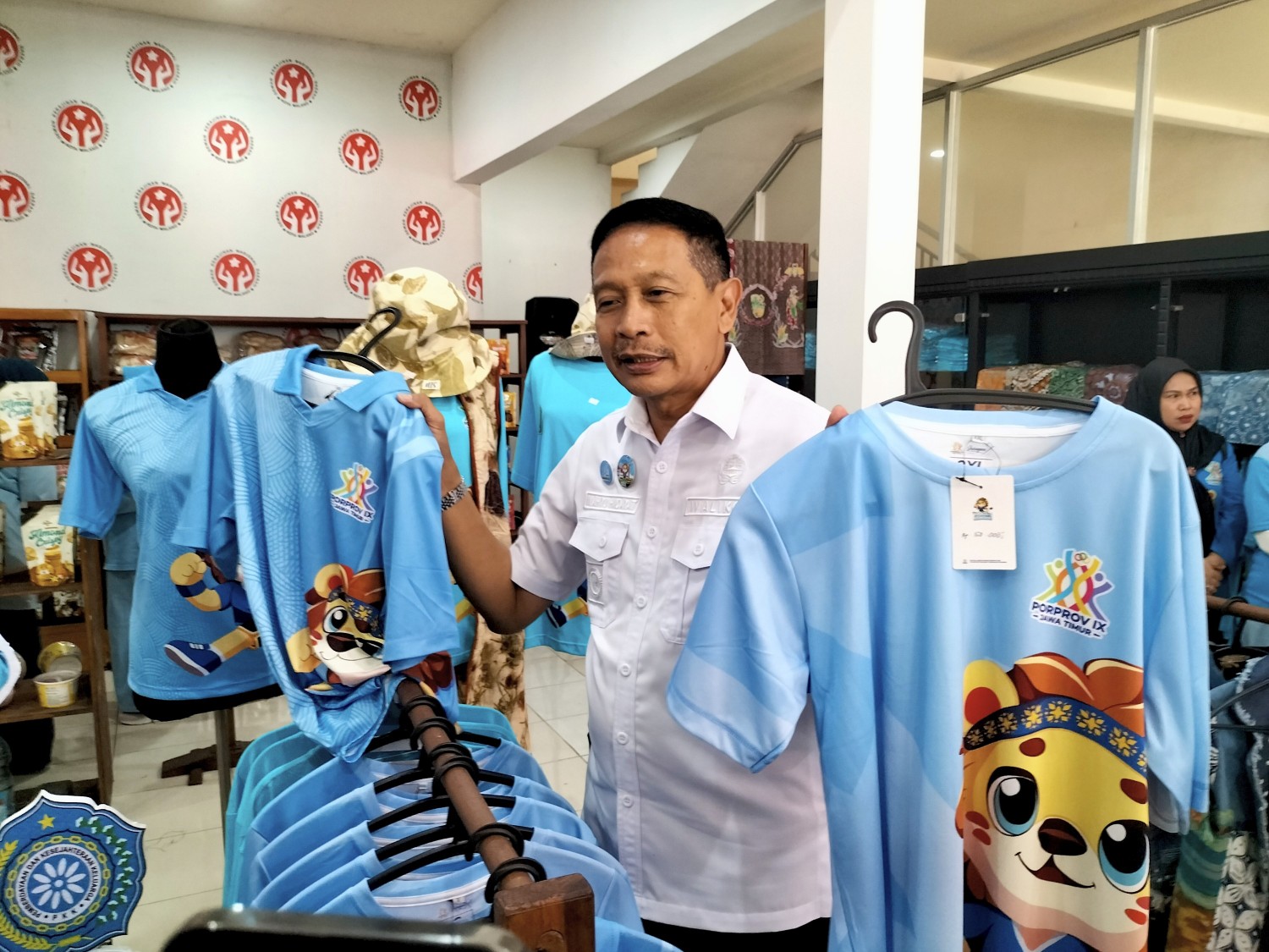 Wali Kota Malang Wahyu Hidayat mengajak pengunjung belanja merchandise Porprov IX Jatim 2025 di Galeri Mbois di gedung Kartini Imperial Building Exhibition & Convention Hall Malang. Foto: Tugusatu/Bagus Suryo
