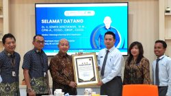 Direktur Teknologi Informasi BPJS Kesehatan, Edwin Aristiawan (kiri) menyerahkan piagam penghargaan kepada Direktur Rumah Sakit Lavalette, Indra Gunawan, Selasa (8/7/2025). Istimewa