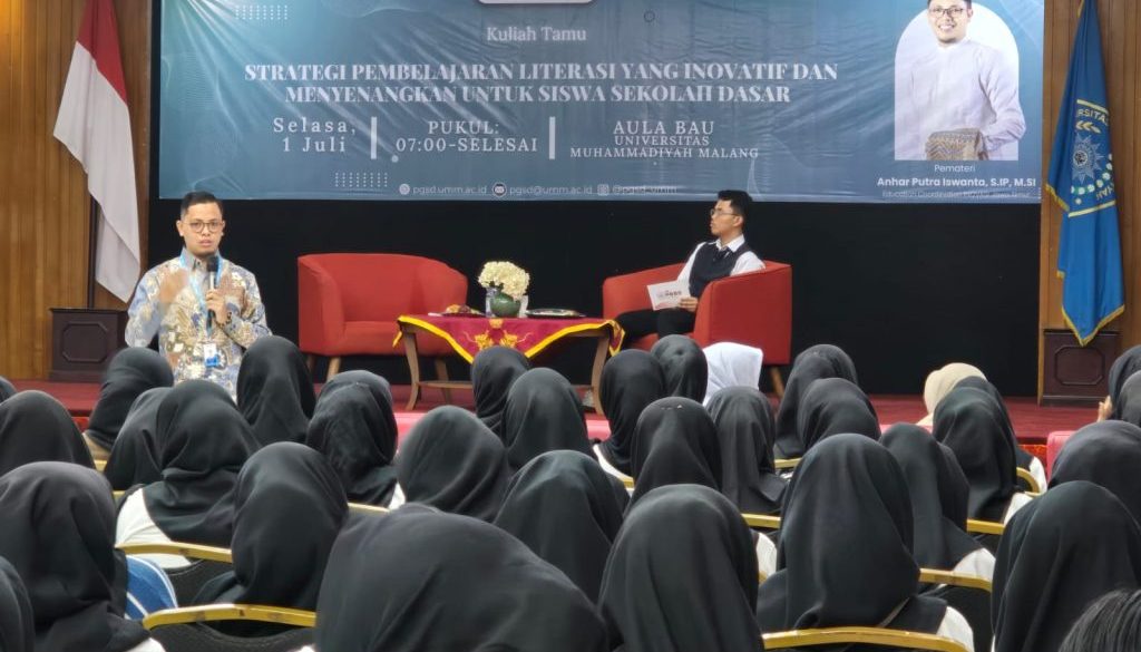Hal itu ditegaskan Education Cordinator Inovasi Jawa Timur-Australia-Indonesia Partnership, Anhar Putra Iswanto (kiri), saat memberikan kuliah tamu yang digelar oleh Prodi Pendidikan Guru Sekolah Dasar Universitas Muhammadiyah Malang (PGSD UMM), Selasa (1/7/2025) lalu.