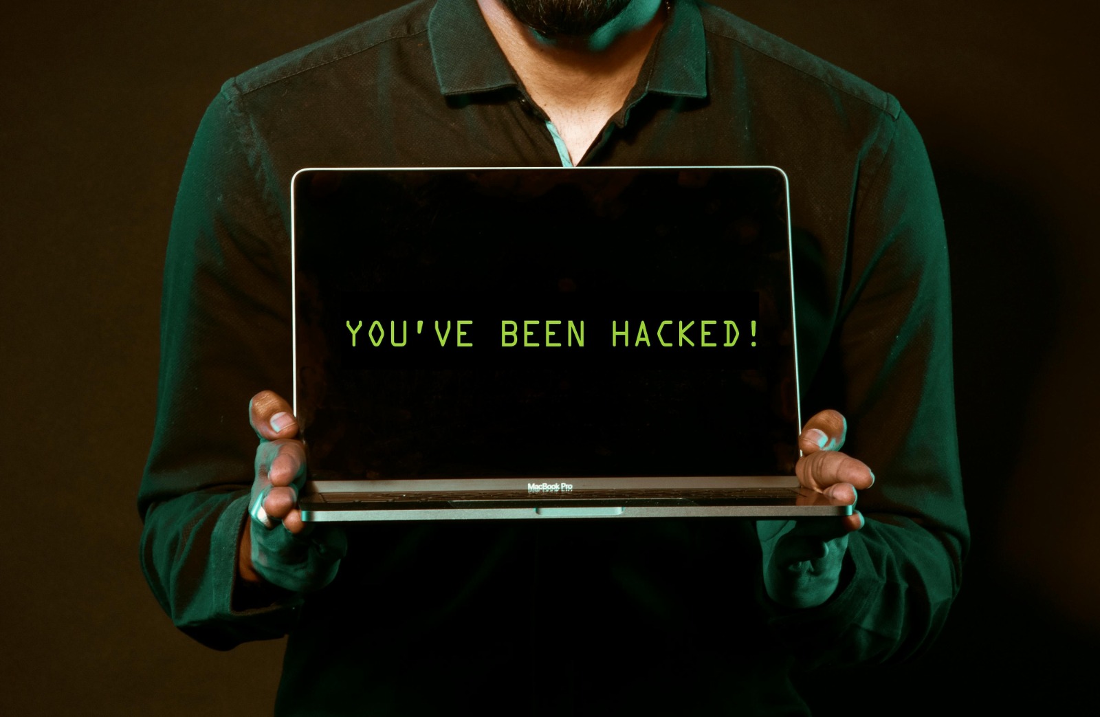 Peringatan akun seseorang telah di-hack. Istimewa