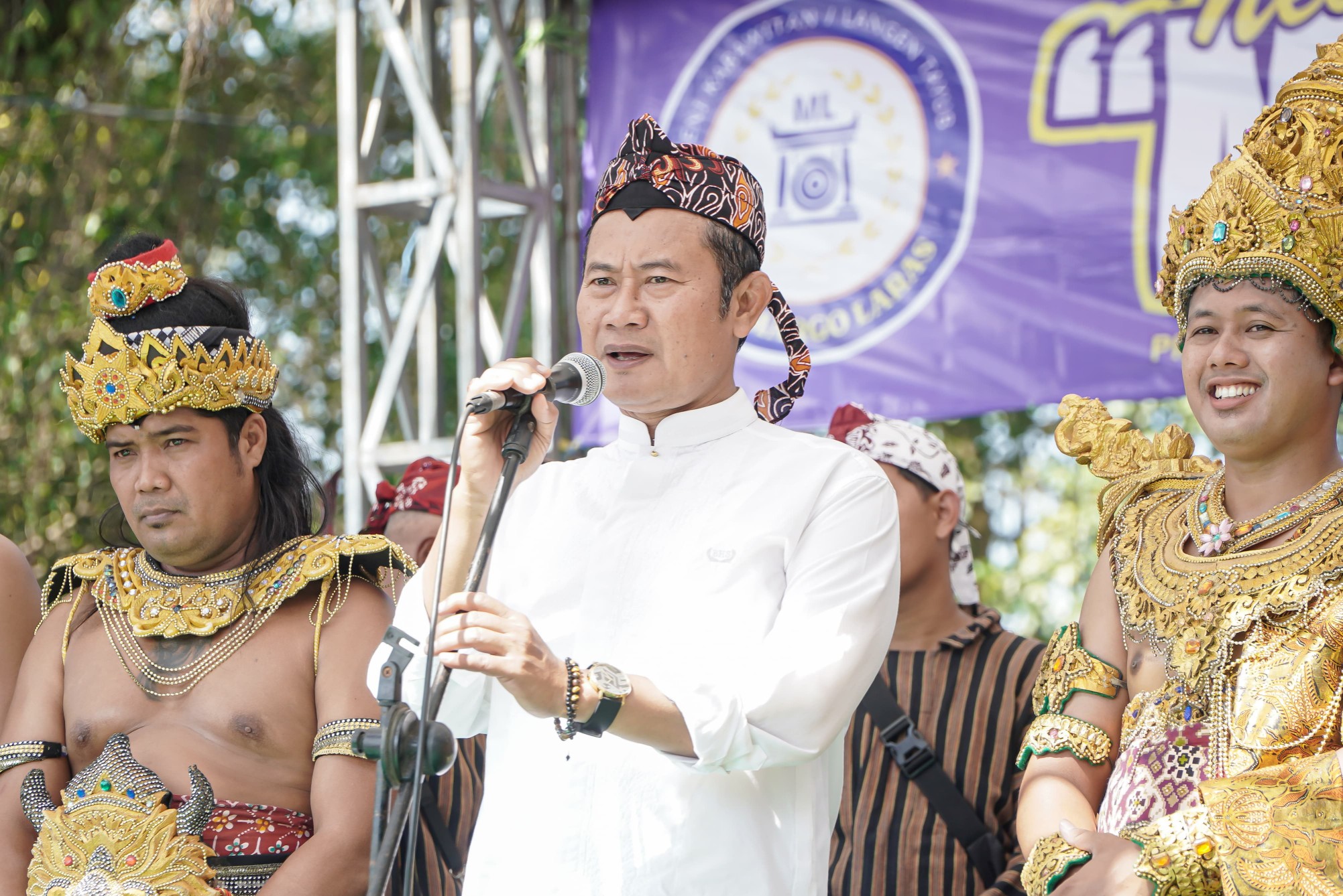 Bupati Lamongan, Yuhronur Efendi bersama masyarakat Dusun Graman, Desa Sambangrejo, Kecamatan Modo, Kabupaten Lamongan, Jawa Timur, melaksanakan sedekah bumi, Selasa (22/7/2025). Foto: Tugusatu/Yakub