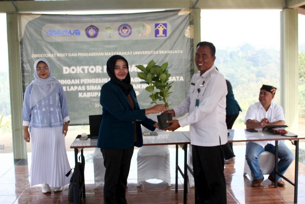 Tim doktor mengabdi Universitas Brawijaya menyerahkan Bunga Hortensia kepada pengelola LAPAS. Foto: dok Tim doktor mengabdi Universitas Brawijaya