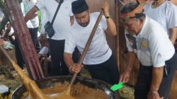 Warga Desa Tulungrejo, Kecamatan Bumiaji, Kota Batu, Jawa Timur, memasak jenang secara bersama dalam rangkaian ritual Merti Bumi, Sabtu (26/7). Foto: Tugusatu/Bagus Suryo