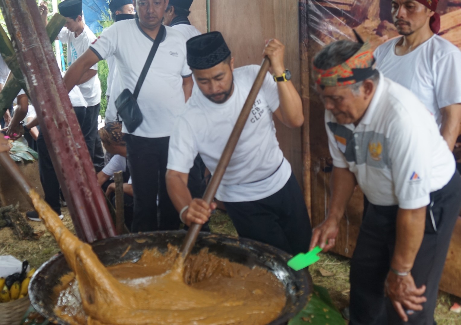 Warga Desa Tulungrejo, Kecamatan Bumiaji, Kota Batu, Jawa Timur, memasak jenang secara bersama dalam rangkaian ritual Merti Bumi, Sabtu (26/7). Foto: Tugusatu/Bagus Suryo