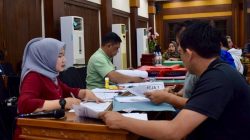 Pegawai Dinas Pendidikan Provinsi Jawa Timur melakukan proses validasi dan keabsahan data kontingen maupun pendamping O2SN tingkat SD dan SMP 2025. Foto: Dok Dinas Pendidikan Jatim