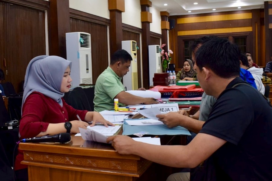 Pegawai Dinas Pendidikan Provinsi Jawa Timur melakukan proses validasi dan keabsahan data kontingen maupun pendamping O2SN tingkat SD dan SMP 2025. Foto: Dok Dinas Pendidikan Jatim