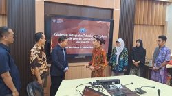 FGD bertajuk "Kolaborasi Budaya dan Teknologi Digital: Batik dengan Generative AI" di Ruang Rapat Gedung B Lantai 1 FIB UB, Selasa (15/7). Foto: Tugusatu/ist