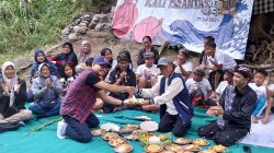 Suasana prosesi larung sesaji dan kenduren Kali Brantas dalam rangkaian Festival Kali Brantas #4 di Kampung Gerabah Penanggungan, Kota Malang, Sabtu (26/7). Foto: dok Pokdarwis Kota Malang