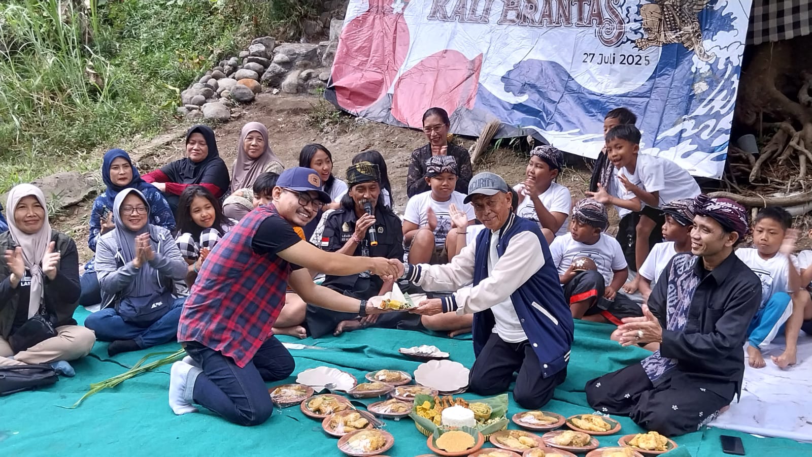 Suasana prosesi larung sesaji dan kenduren Kali Brantas dalam rangkaian Festival Kali Brantas #4 di Kampung Gerabah Penanggungan, Kota Malang, Sabtu (26/7). Foto: dok Pokdarwis Kota Malang