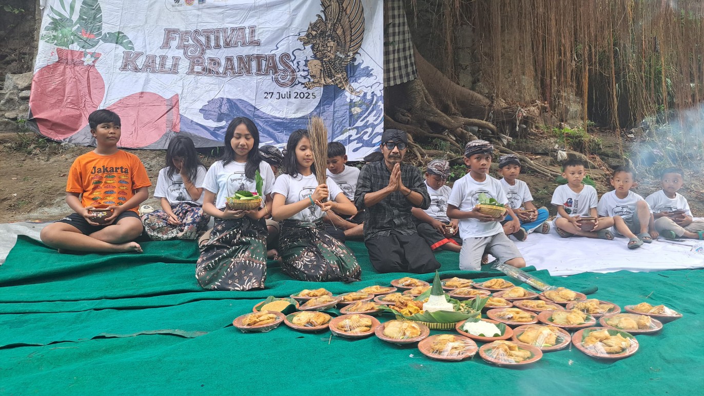 Warga mengikuti prosesi larung sesaji dan kenduren Kali Brantas dalam rangkaian Festival Kali Brantas #4 di Kampung Gerabah Penanggungan, Kota Malang, Sabtu (26/7). Foto: dok Pokdarwis Kota Malang