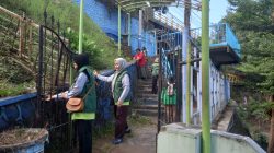 Warga membersihkan sampah di sekitar Sungai Brantas, Kota Malang, Jawa Timur, mengusung spirit gugur gunung rijik-rijik, Minggu (27/7). Foto: dok Forkom Pokdarwis Kota Malang