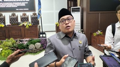 Juru Bicara Panitia Khusus (Pansus) DPRD Kota Malang, Suryadi menjelaskan proyeksi postur APBD. Foto: Tugusatu/Bagus Suryo