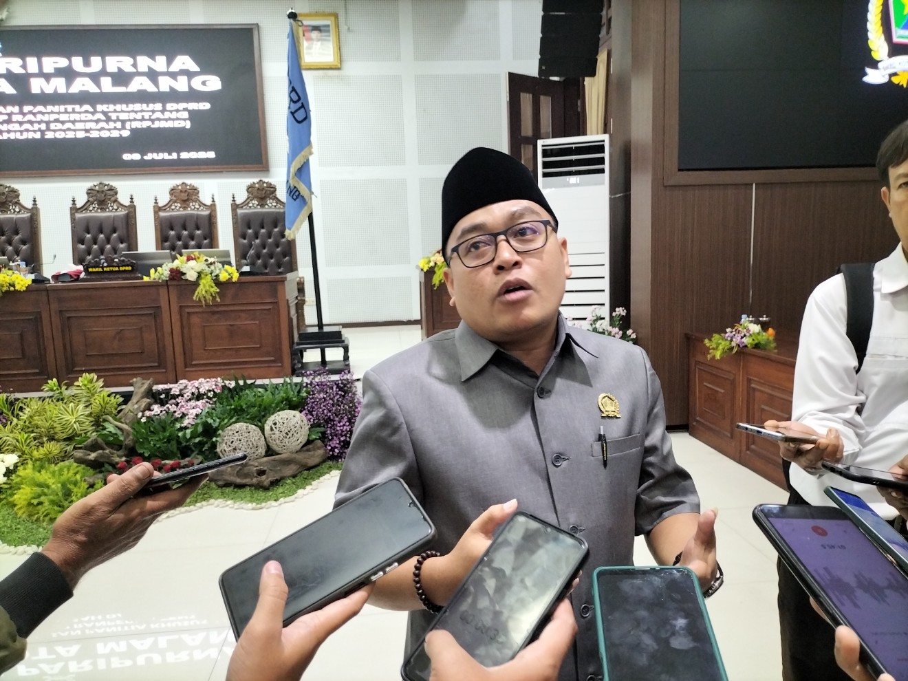 Juru Bicara Panitia Khusus (Pansus) DPRD Kota Malang, Suryadi menjelaskan proyeksi postur APBD. Foto: Tugusatu/Bagus Suryo