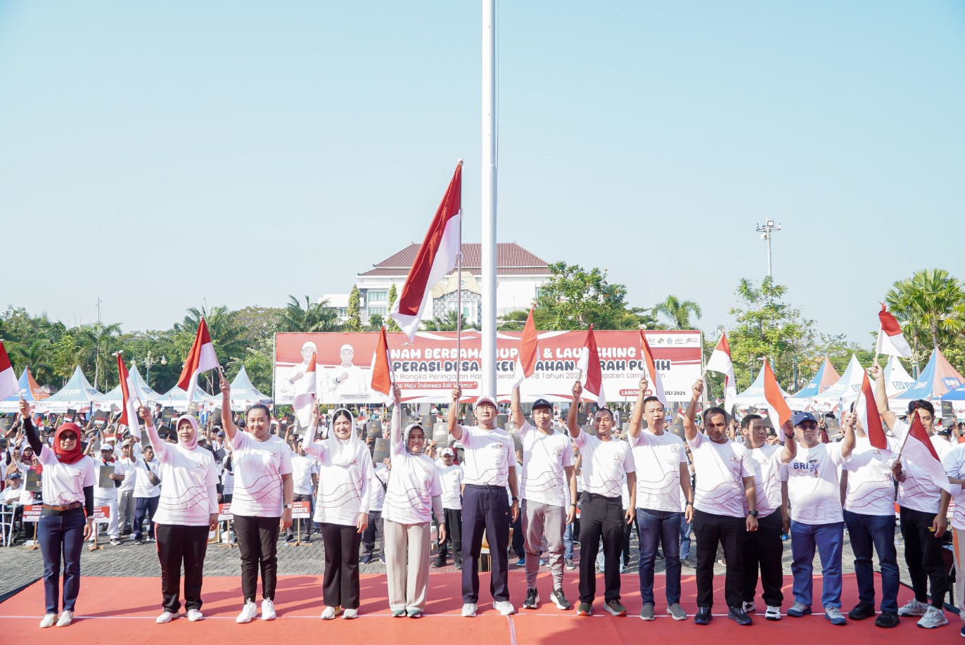 Bupati Lamongan Yuhronur Efendi meluncurkan 474 Koperasi Desa/Kelurahan Merah Putih (KDMP) di Alun-Alun Lamongan, Jumat (25/7/2025). Foto: Tugusatu/Yakub