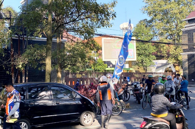 Dinas Perhubungan Kota Malang, Jawa Timur, melakukan operasi jalur sepada untuk meningkatkan keselamatan pengguna jalan, menegakkan aturan, dan menciptakan ketertiban, Minggu (13/7). Foto: Tugusatu/Komunitas Bike Bersama