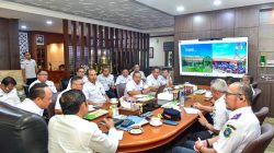 Pemkab Lamongan bersama PT Kereta Api Indonesia (KAI) Daerah Operasi 8 Surabaya membahas penataan kawasan Stasiun Lamongan di Ruang Kerja Bupati Pendopo Lokatantra, Rabu (9/7). Foto: Tugusatu/Yakub