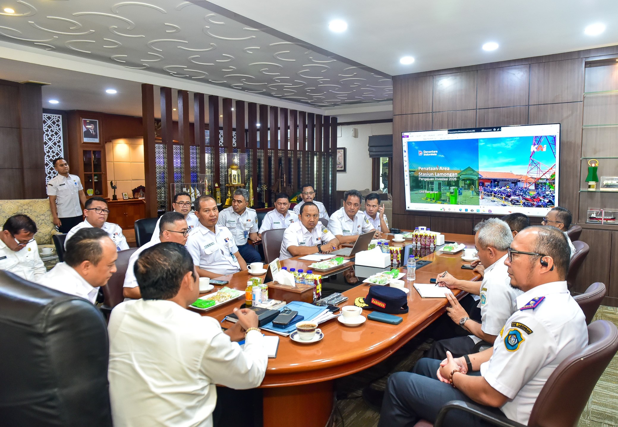 Pemkab Lamongan bersama PT Kereta Api Indonesia (KAI) Daerah Operasi 8 Surabaya membahas penataan kawasan Stasiun Lamongan di Ruang Kerja Bupati Pendopo Lokatantra, Rabu (9/7). Foto: Tugusatu/Yakub
