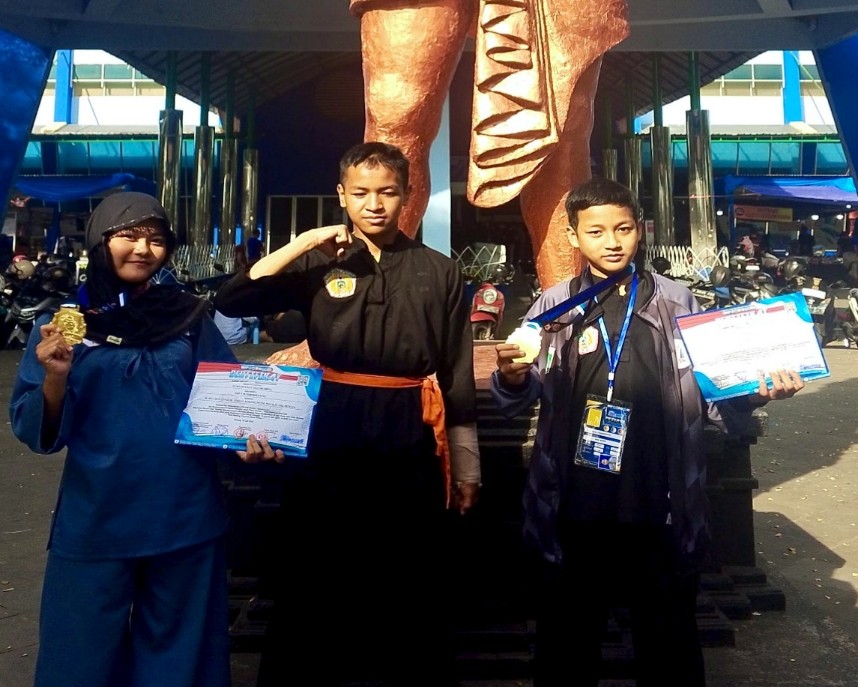 Kontingen pencak silat SMPN 2 Sumberpucung, Kabupaten Malang, Revi Firmansyah dan Syava Eyleen, meraih medali emas Solo Kreatif Putra dan Putri dalam ajang Malang Championship 5 Tahun 2025 di GOR Ken Arok, Kota Malang, Sabtu (19/7) dan Minggu (20/7). Foto: dok SMPN 2 Sumberpucung