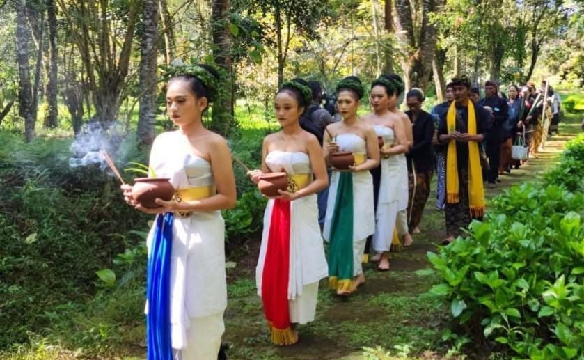 Petik Tirta Amerta di Titik Nol Sumber Brantas, Arboretum Kota Batu, Jumat (25/7). Foto: dok Pokdarwis Kota Malang