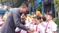 Wali Kota Malang Wahyu Hidayat memberikan seragam gratis kepada siswa secara simbolis di SMPN 6 Kota Malang, Selasa (15/7). Foto Tugusatu/Maghfirotul Hasanah