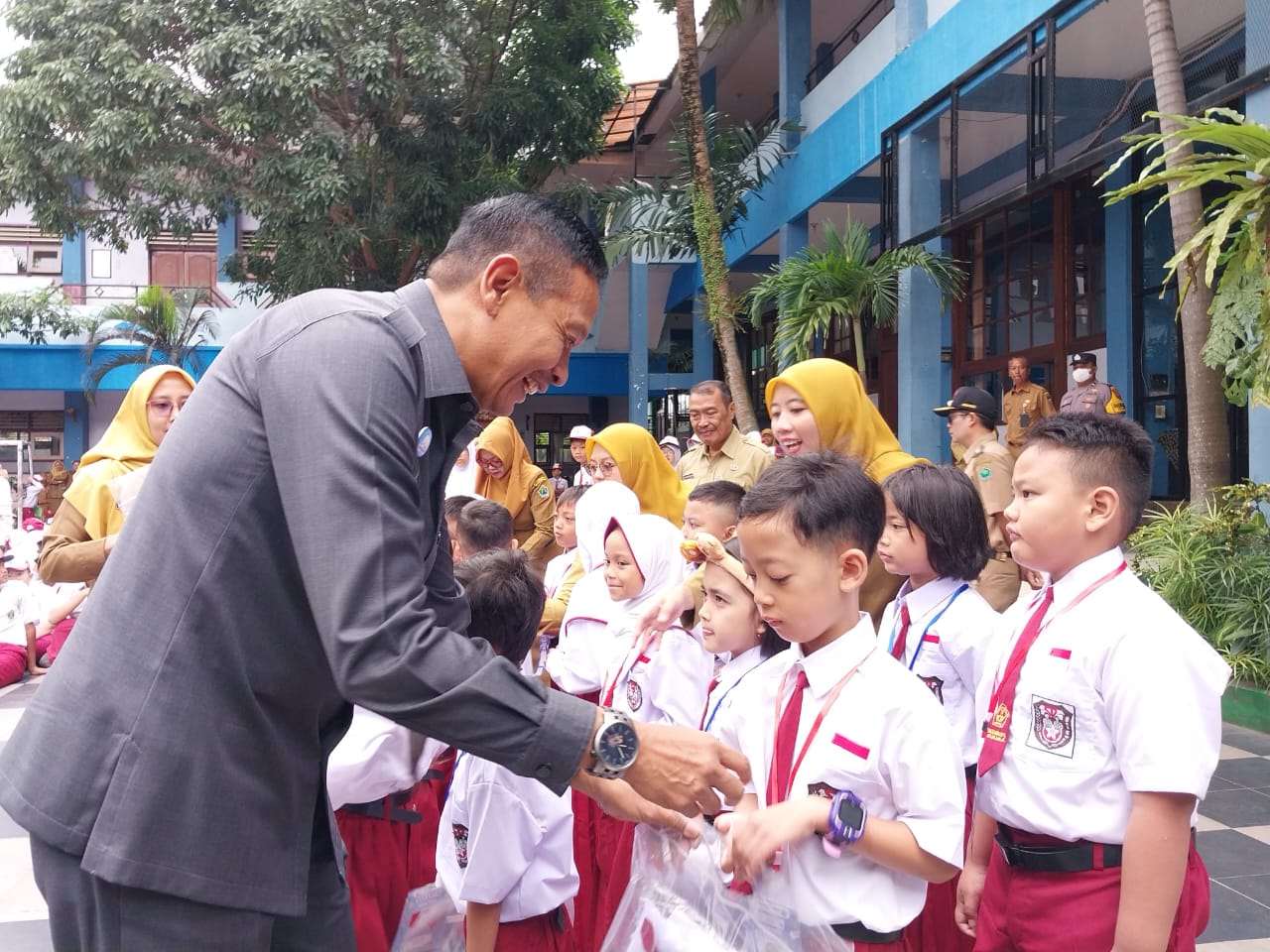 Wali Kota Malang Wahyu Hidayat memberikan seragam gratis kepada siswa secara simbolis di SMPN 6 Kota Malang, Selasa (15/7). Foto Tugusatu/Maghfirotul Hasanah