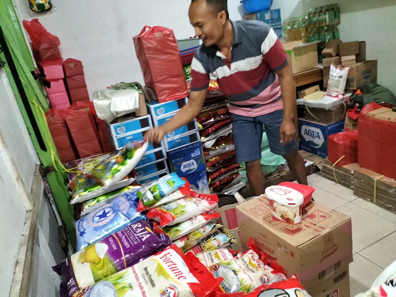 Stok beras di kios milik pedagang Pasar Bunulrejo, Kota Malang, menipis karena pedagang menunda kulakan. Foto: Tugusatu/Bagus Suryo