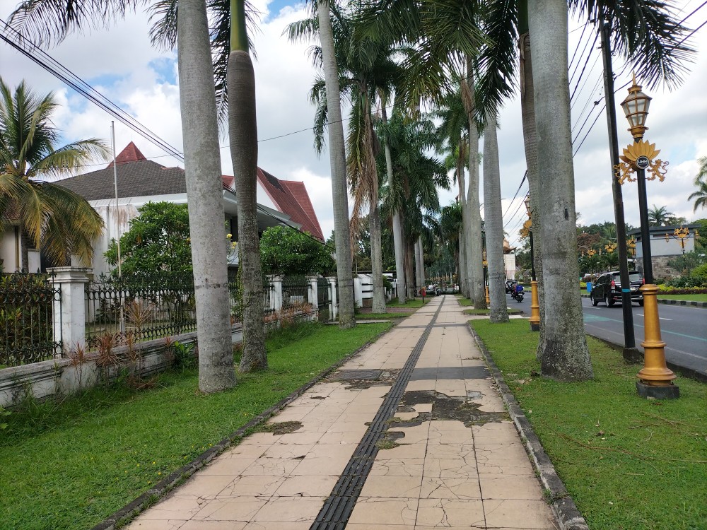 Kondisi trotoar di Jalan Ijen, Kota Malang, Jawa Timur. Foto: Tugusatu/Bagus Suryo